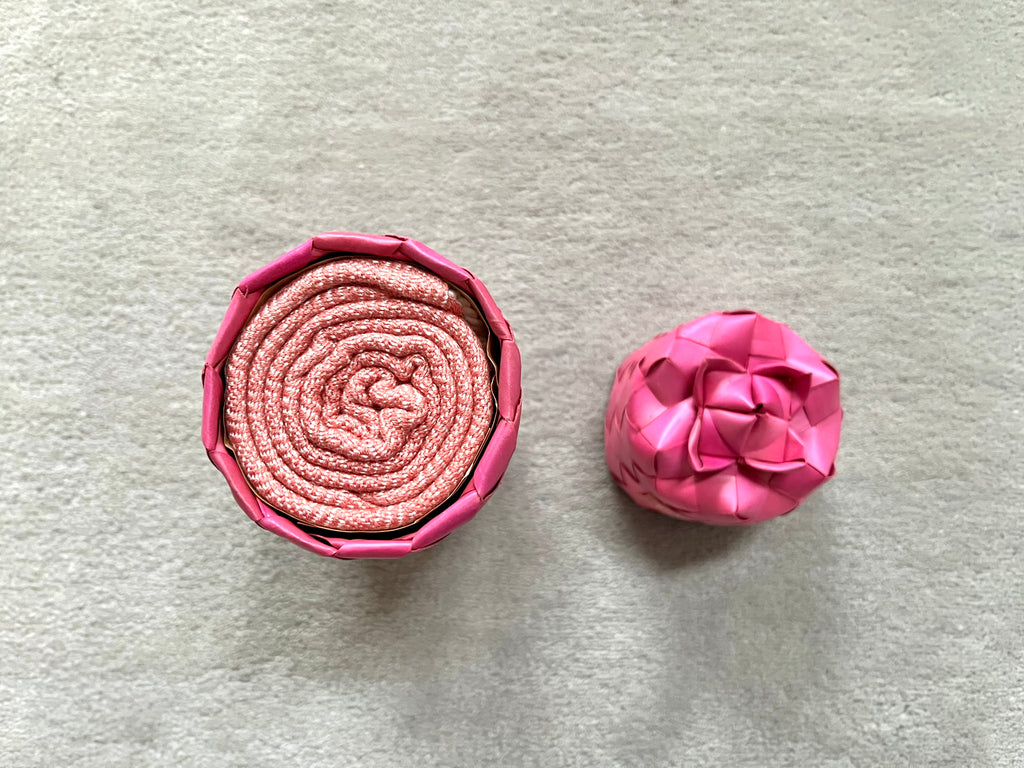 Le Petit Krama Chaud Rose Clair dans son écrin en feuille de palmier - Homme