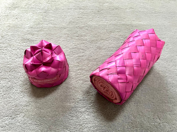 Le Petit Krama Chaud Rose Clair dans son écrin en feuille de palmier - Homme