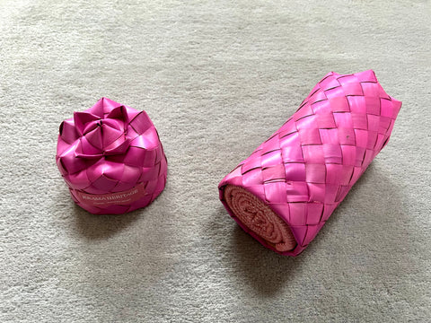 Le Petit Krama Chaud Rose Clair dans son écrin en feuille de palmier - Femme