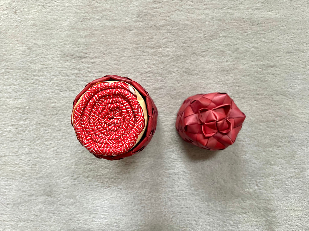 Le Petit Krama Chaud Rouge Coquelicot dans son écrin en feuille de palmier - Homme
