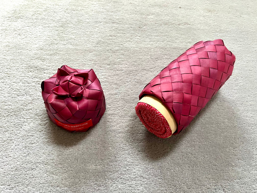 Le Petit Krama Chaud Rouge Coquelicot dans son écrin en feuille de palmier - Homme