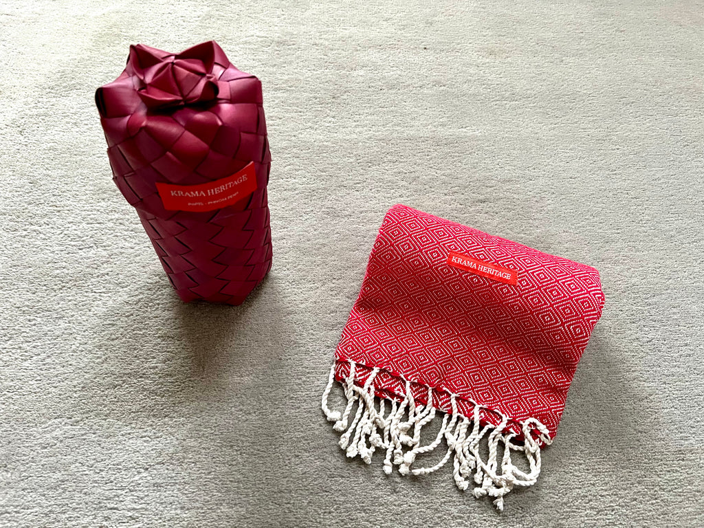 Le Petit Krama Chaud Rouge Coquelicot dans son écrin en feuille de palmier - Homme