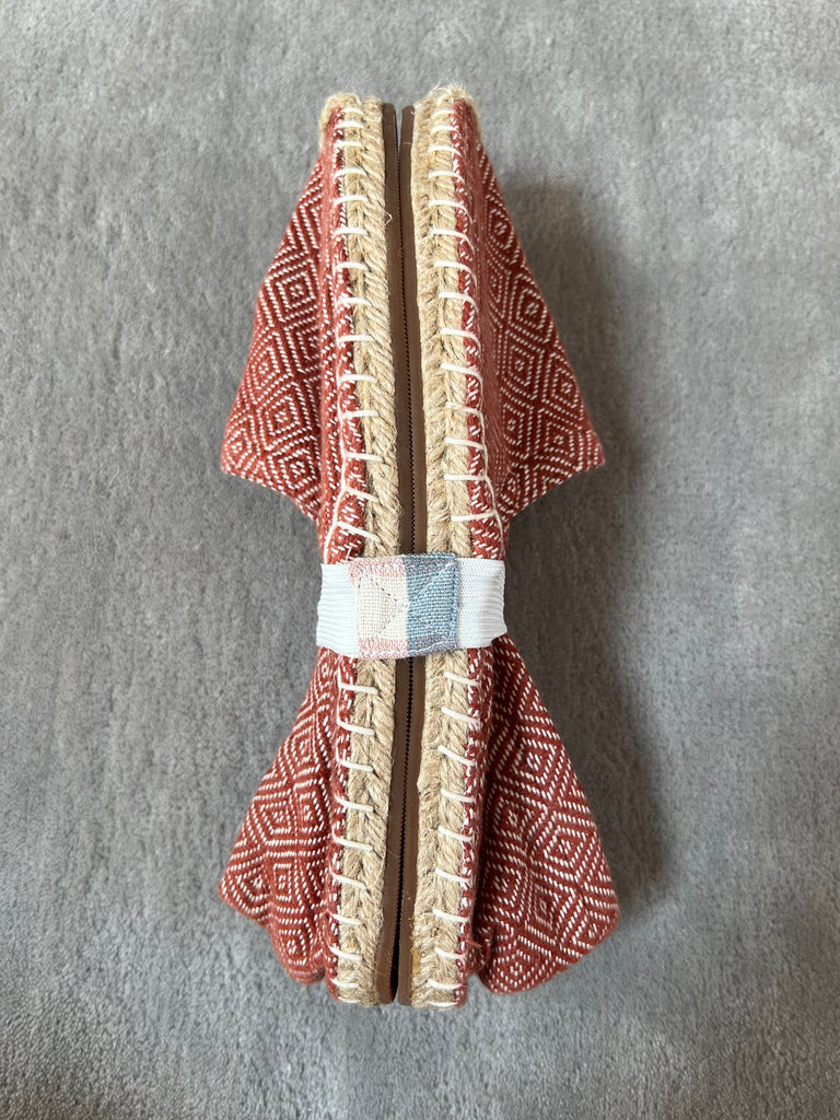 Les espadrilles Diamond Beige Ocre dans leur grand écrin naturel en feuille de palmier