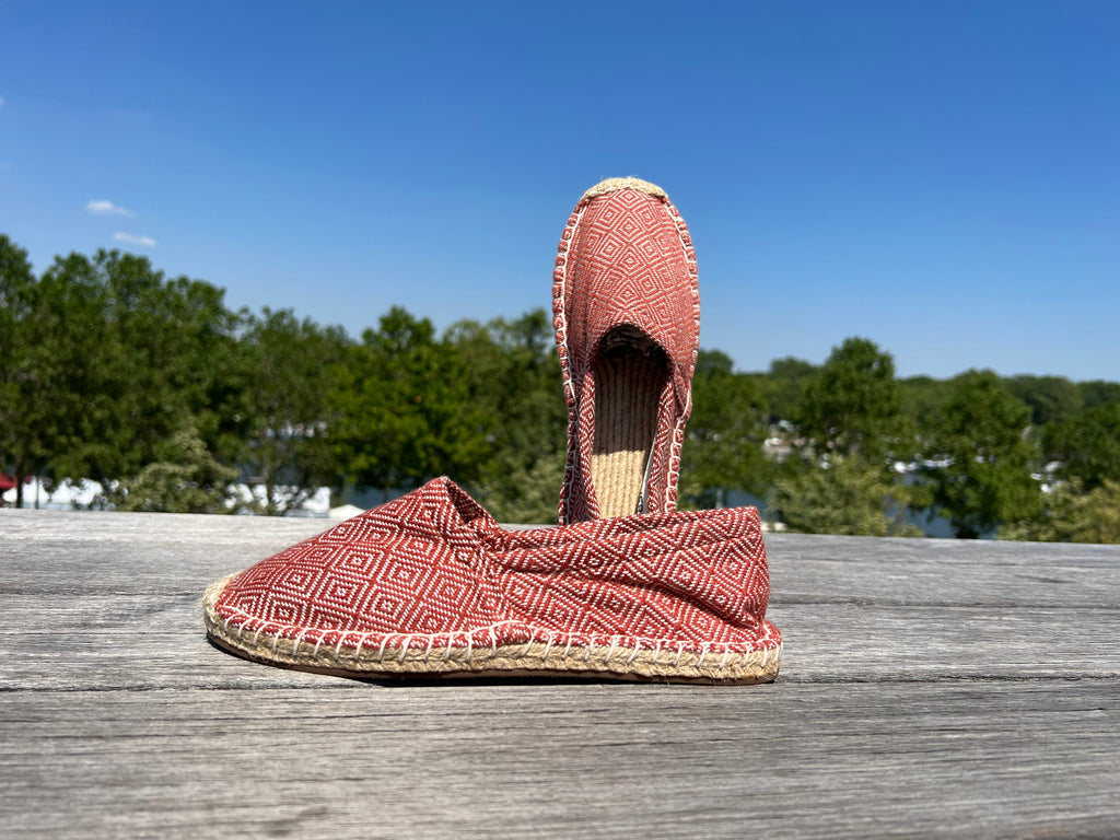 Les espadrilles Diamond Beige Ocre dans leur grand écrin naturel en feuille de palmier