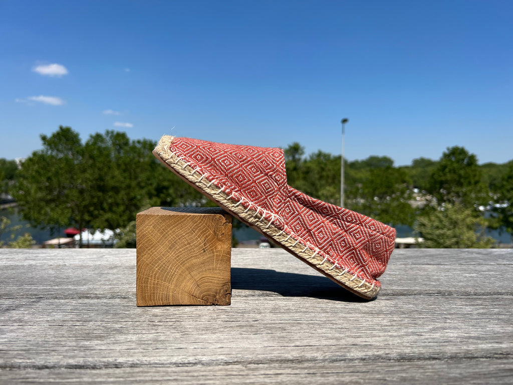 Les espadrilles Diamond Beige Ocre dans leur grand écrin naturel en feuille de palmier