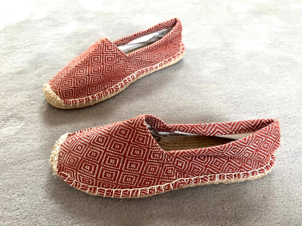 Les espadrilles Diamond Beige Ocre dans leur grand écrin naturel en feuille de palmier