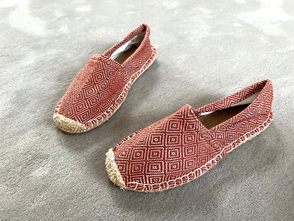 Les espadrilles Diamond Beige Ocre dans leur grand écrin naturel en feuille de palmier