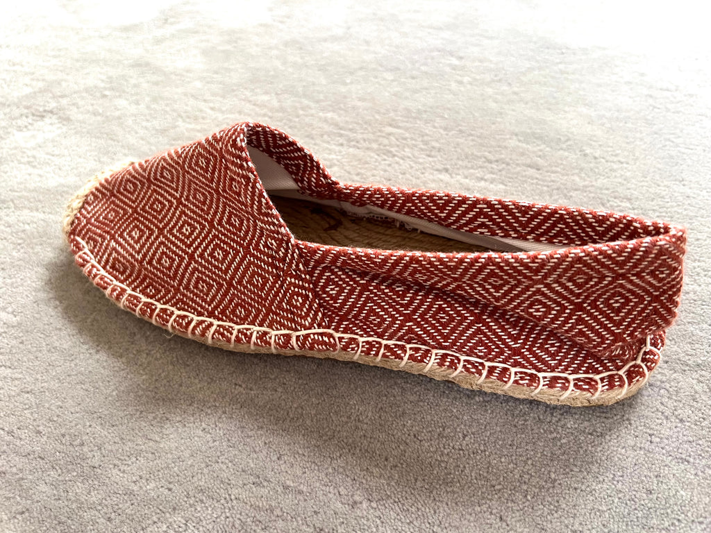 Les espadrilles Diamond Beige Ocre dans leur grand écrin naturel en feuille de palmier