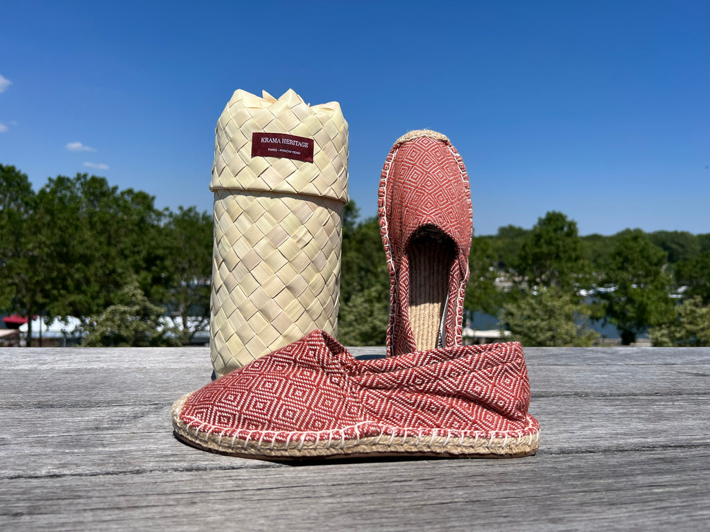 Les espadrilles Diamond Beige Ocre dans leur grand écrin naturel en feuille de palmier