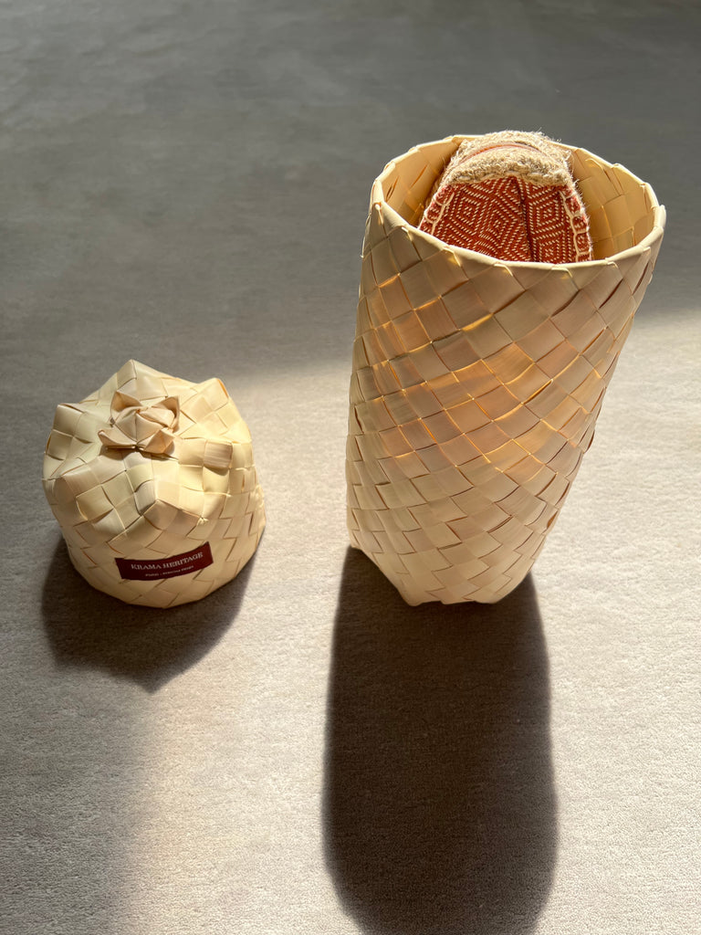 Les espadrilles Diamond Beige Ocre dans leur grand écrin naturel en feuille de palmier