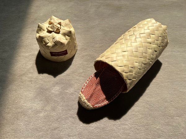 Les espadrilles Diamond Beige Ocre dans leur grand écrin naturel en feuille de palmier