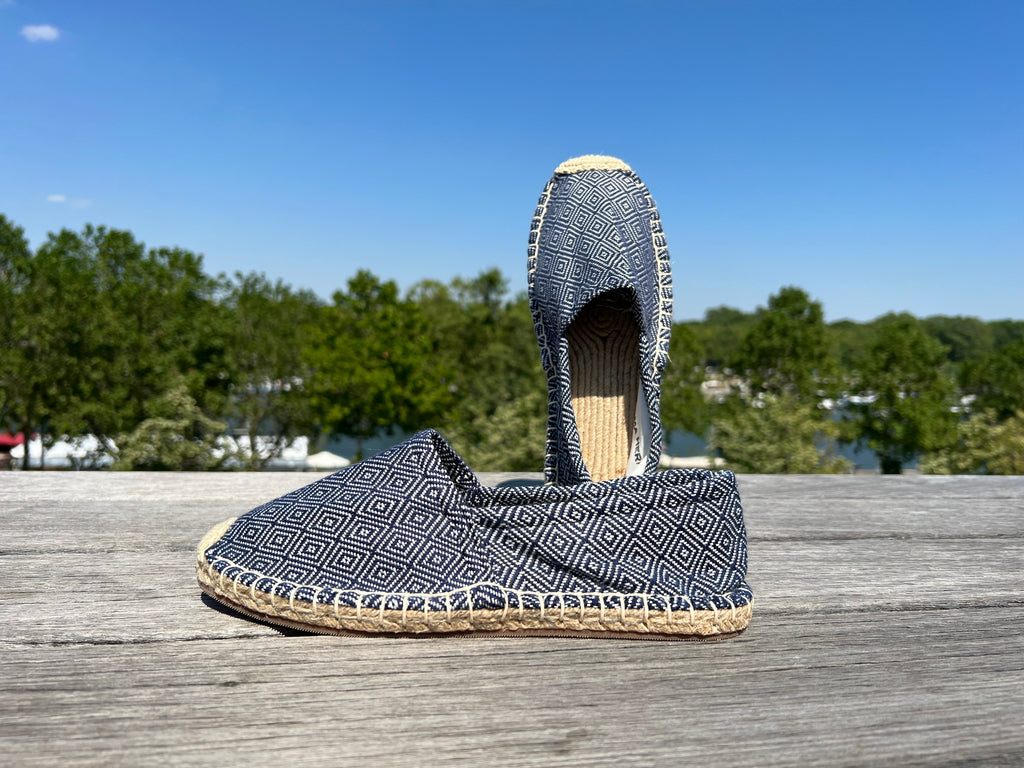 Les espadrilles Diamond Bleu Marine dans leur grand écrin naturel en feuille de palmier