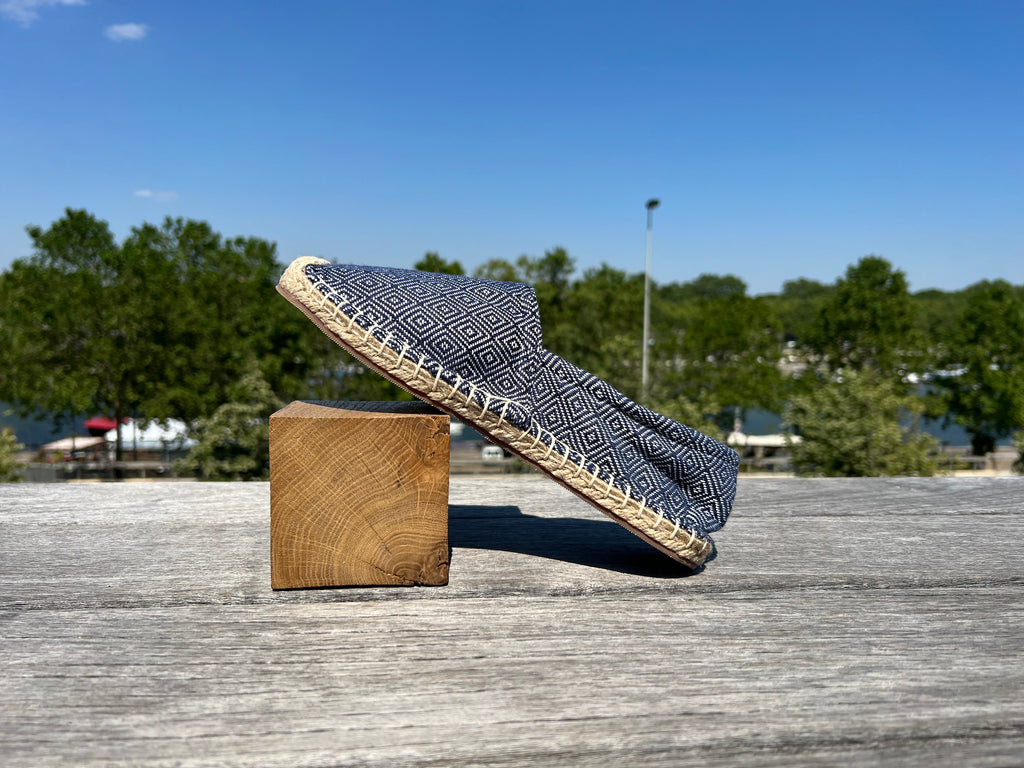 Les espadrilles Diamond Bleu Marine dans leur grand écrin naturel en feuille de palmier