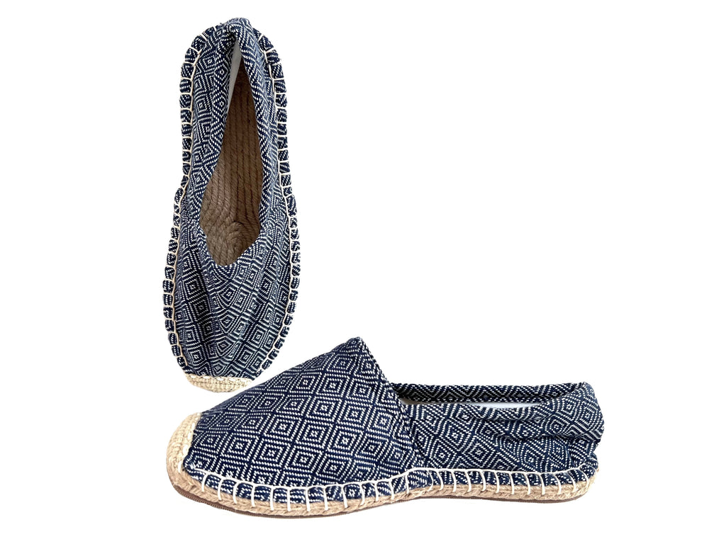 Les espadrilles Diamond Bleu Marine dans leur grand écrin naturel en feuille de palmier