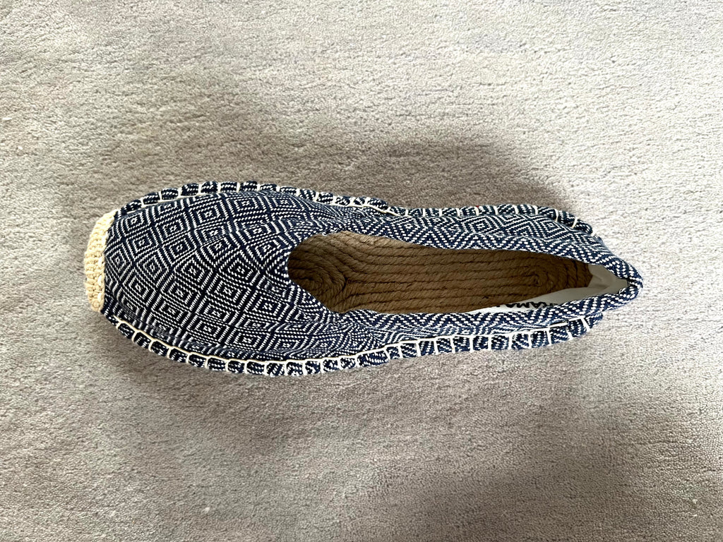 Les espadrilles Diamond Bleu Marine dans leur grand écrin naturel en feuille de palmier