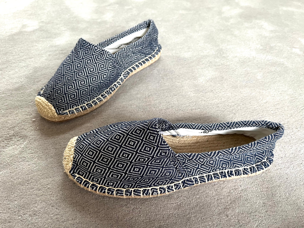 Les espadrilles Diamond Bleu Marine dans leur grand écrin naturel en feuille de palmier