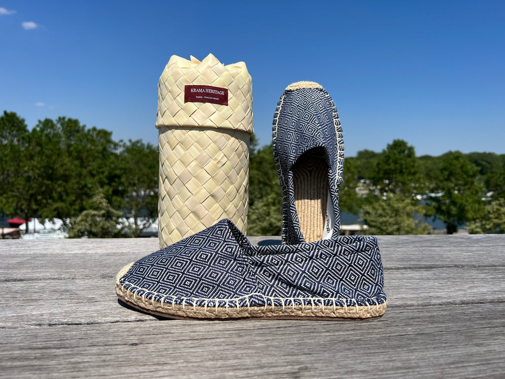 Les espadrilles Diamond Bleu Marine dans leur grand écrin naturel en feuille de palmier