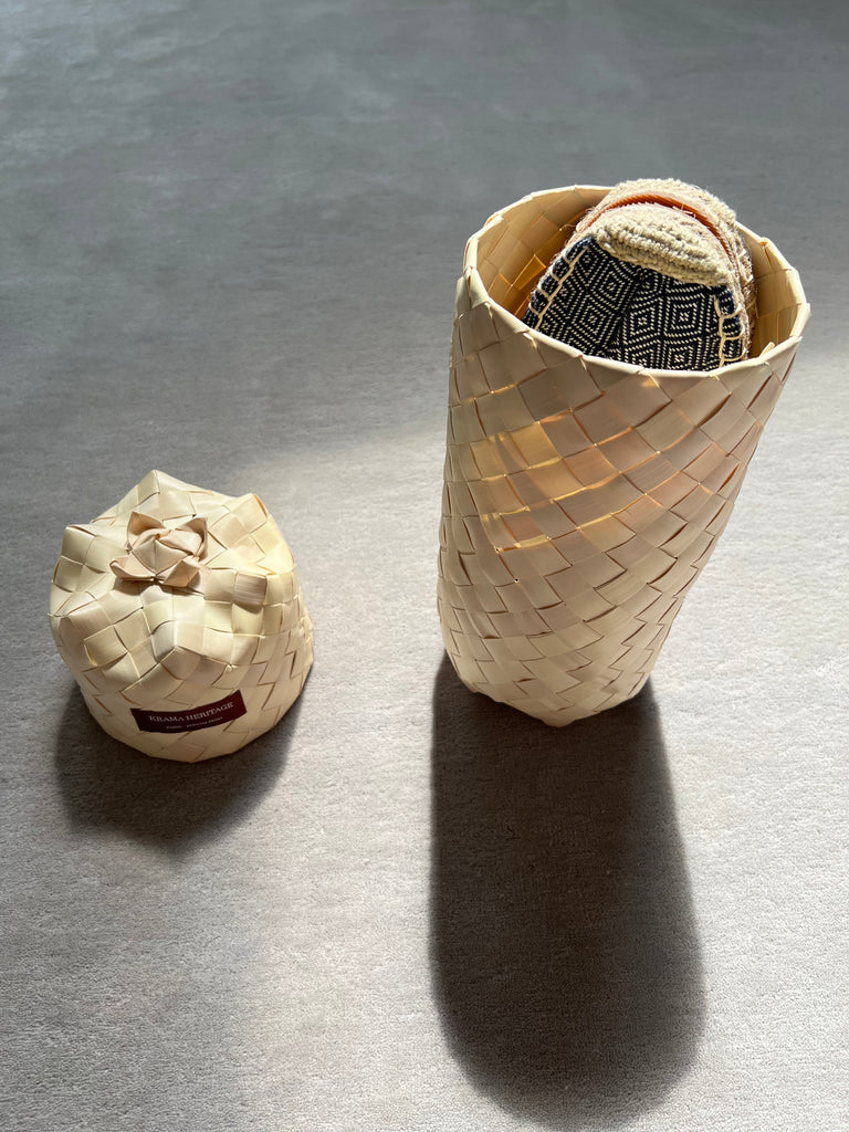 Les espadrilles Diamond Bleu Marine dans leur grand écrin naturel en feuille de palmier