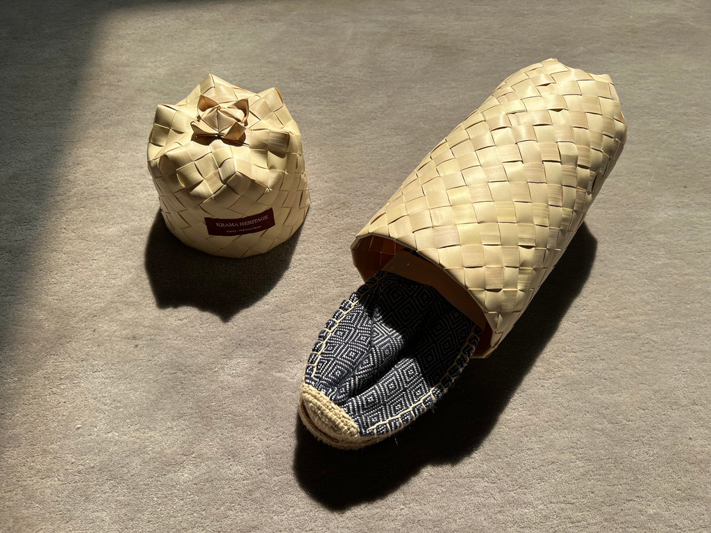 Les espadrilles Diamond Bleu Marine dans leur grand écrin naturel en feuille de palmier