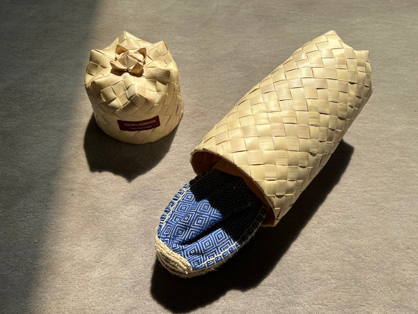 Les espadrilles Diamond Bleu Roi dans leur grand écrin naturel en feuille de palmier