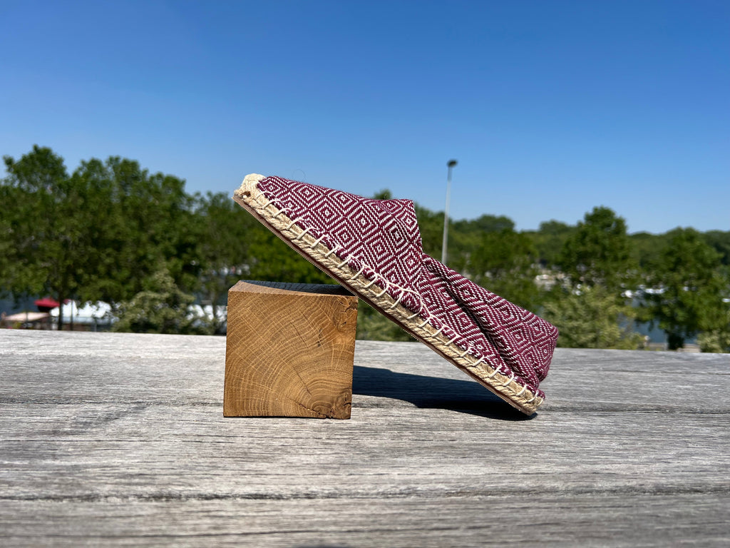 Les espadrilles Diamond Bordeaux dans leur grand écrin naturel en feuille de palmier