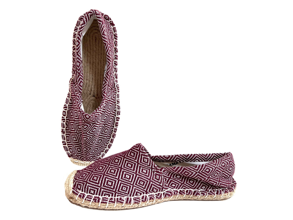 Les espadrilles Diamond Bordeaux dans leur grand écrin naturel en feuille de palmier