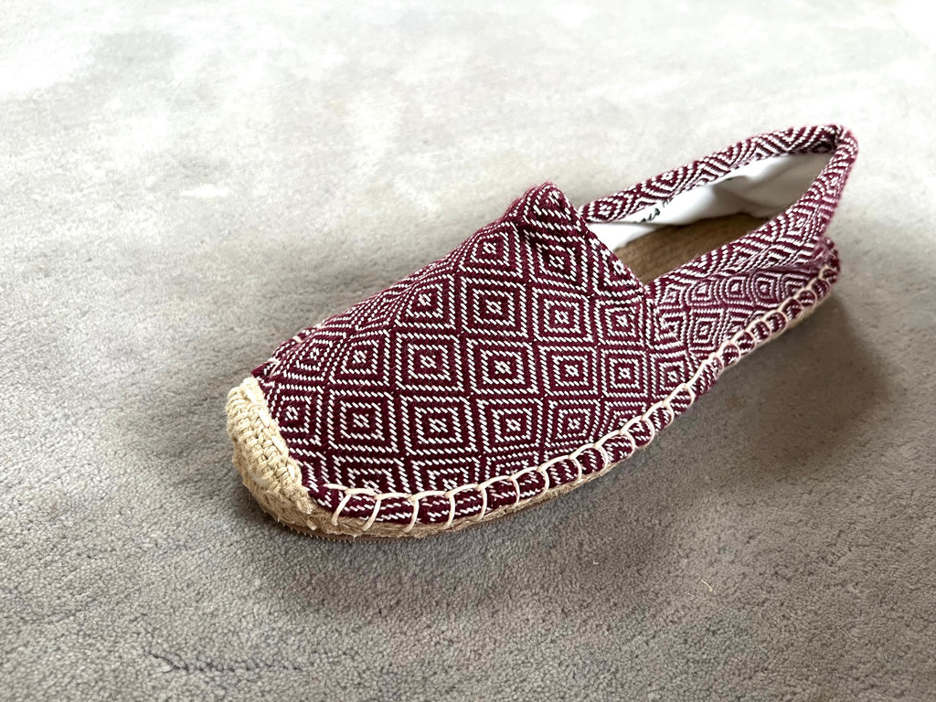 Les espadrilles Diamond Bordeaux dans leur grand écrin naturel en feuille de palmier