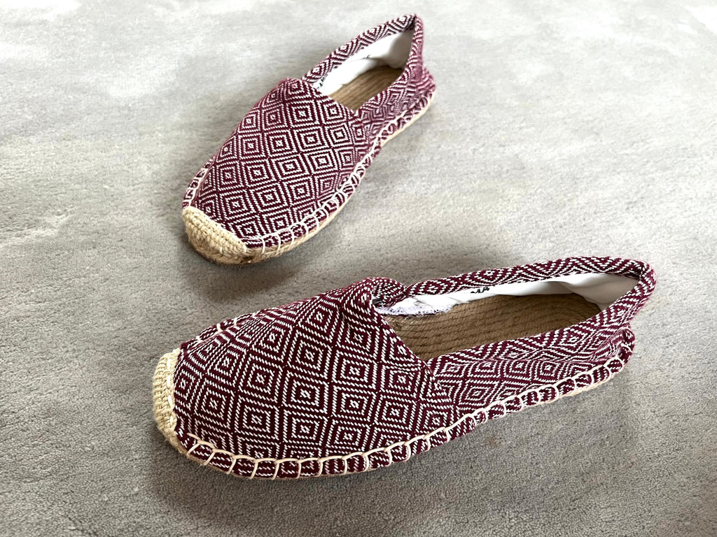 Les espadrilles Diamond Bordeaux dans leur grand écrin naturel en feuille de palmier