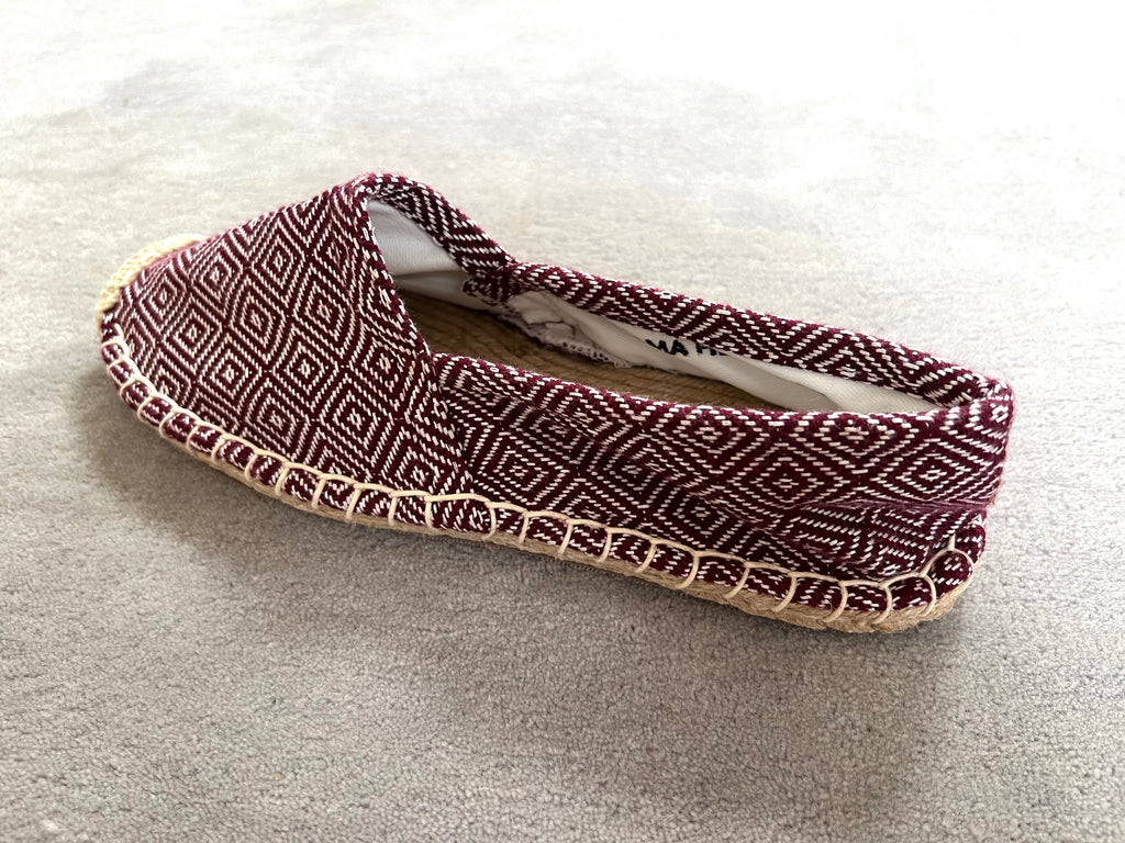 Les espadrilles Diamond Bordeaux dans leur grand écrin naturel en feuille de palmier