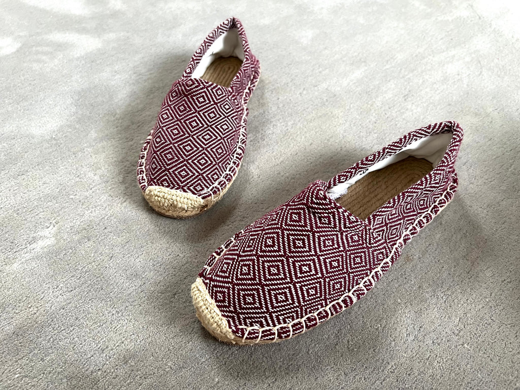 Les espadrilles Diamond Bordeaux dans leur grand écrin naturel en feuille de palmier
