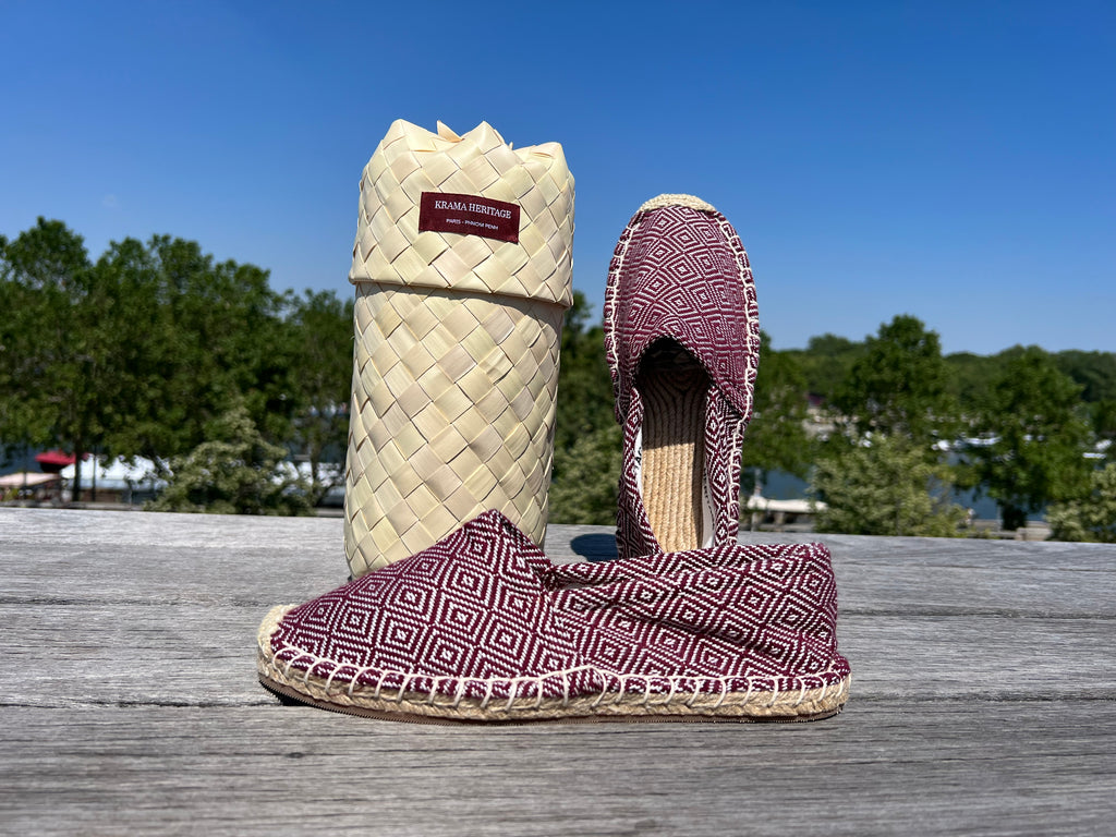Les espadrilles Diamond Bordeaux dans leur grand écrin naturel en feuille de palmier