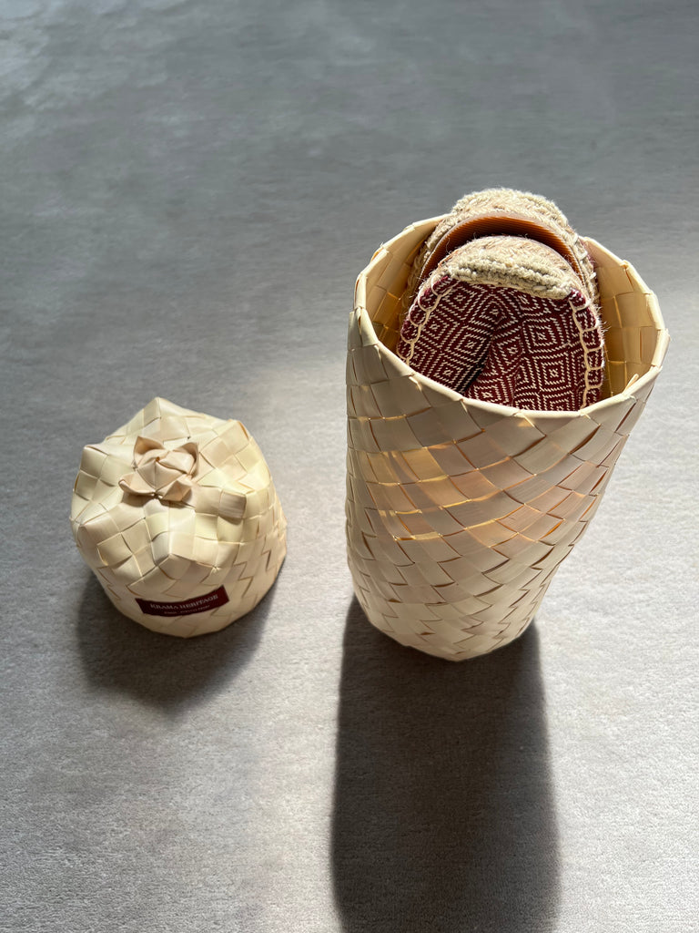 Les espadrilles Diamond Bordeaux dans leur grand écrin naturel en feuille de palmier
