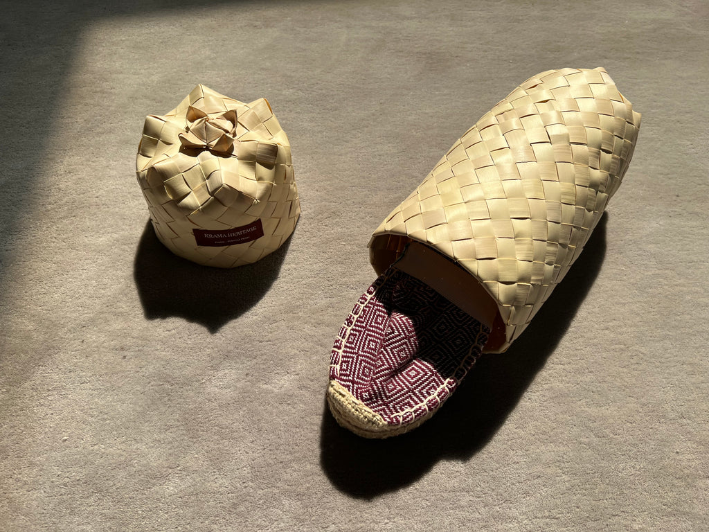 Les espadrilles Diamond Bordeaux dans leur grand écrin naturel en feuille de palmier