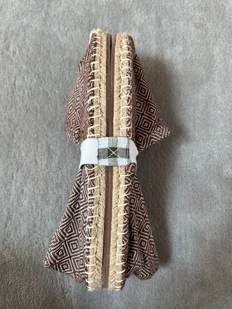 Les espadrilles Diamond Bronze dans leur grand écrin naturel en feuille de palmier