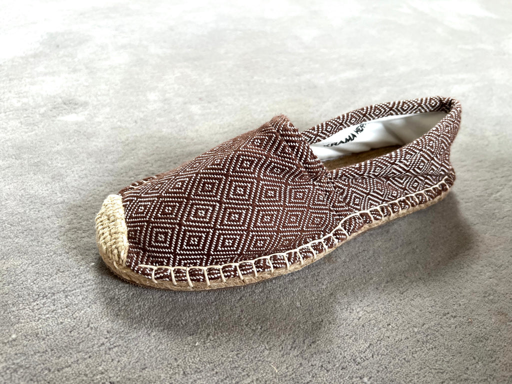 Les espadrilles Diamond Bronze dans leur grand écrin naturel en feuille de palmier