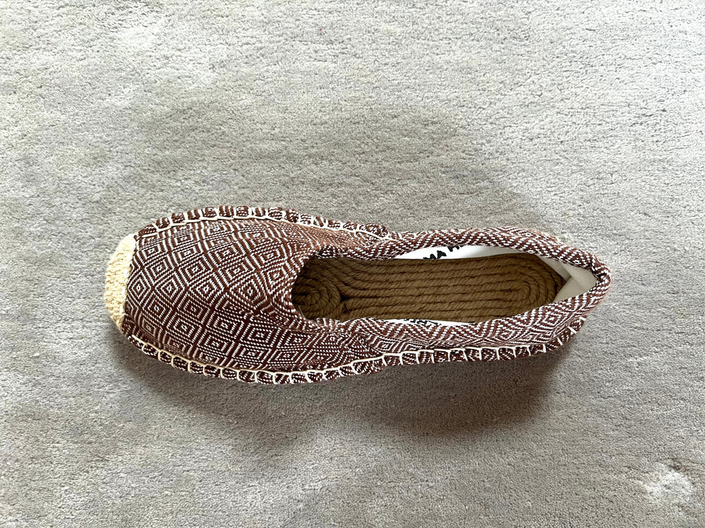 Les espadrilles Diamond Bronze dans leur grand écrin naturel en feuille de palmier