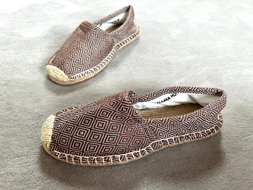 Les espadrilles Diamond Bronze dans leur grand écrin naturel en feuille de palmier