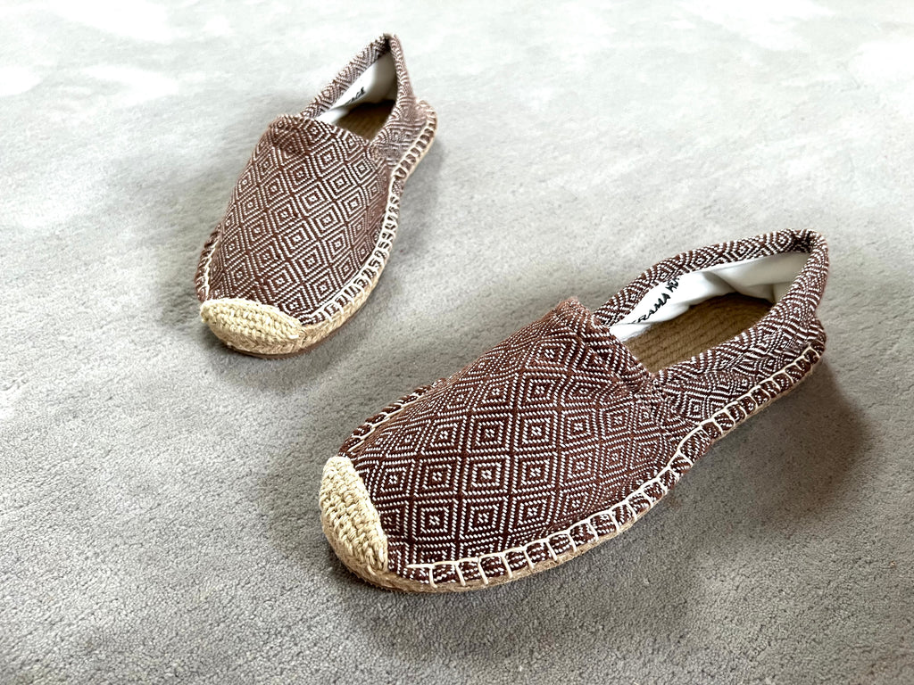 Les espadrilles Diamond Bronze dans leur grand écrin naturel en feuille de palmier