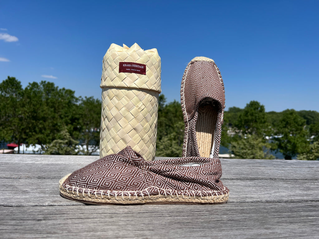 Les espadrilles Diamond Bronze dans leur grand écrin naturel en feuille de palmier