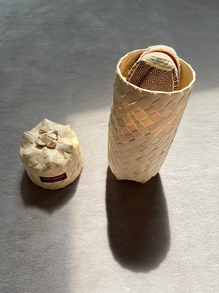 Les espadrilles Diamond Bronze dans leur grand écrin naturel en feuille de palmier