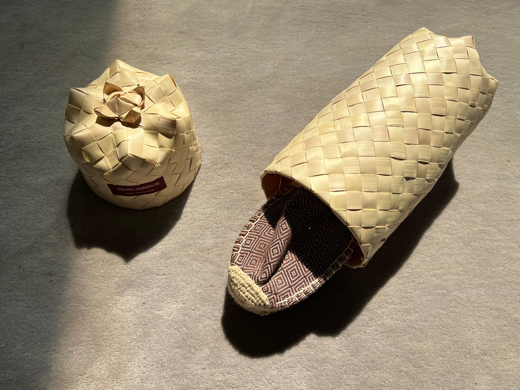 Les espadrilles Diamond Bronze dans leur grand écrin naturel en feuille de palmier