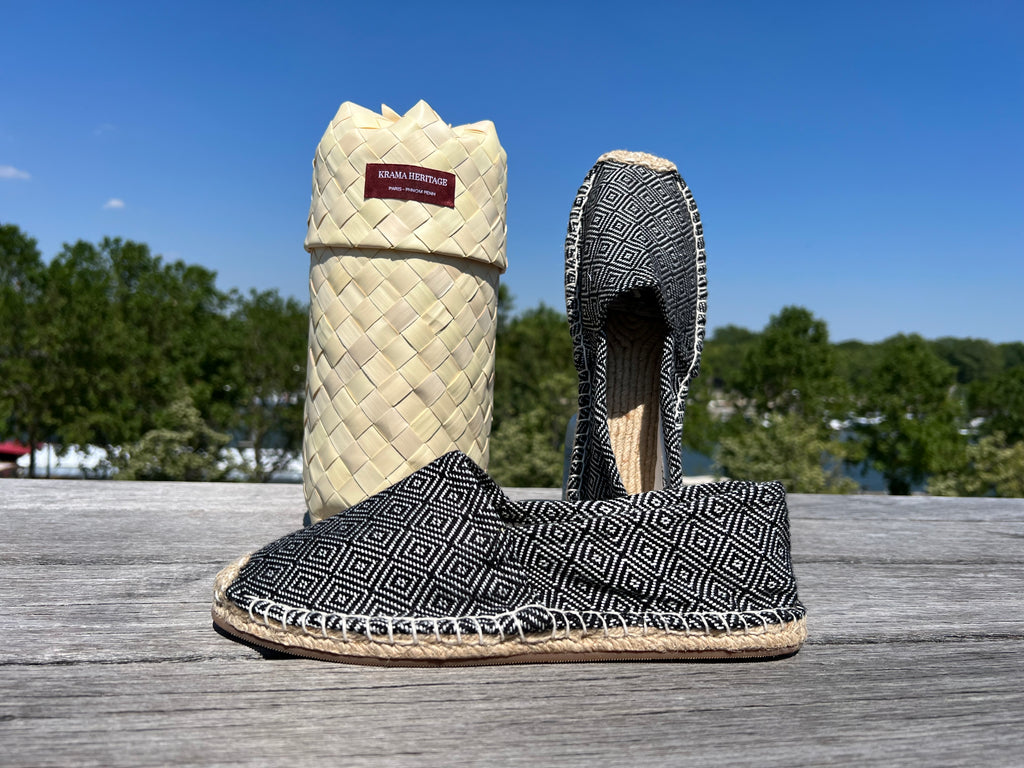 Les espadrilles Diamond Noir Ebène dans leur grand écrin naturel en feuille de palmier