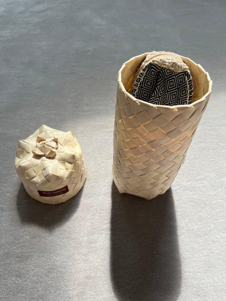 Les espadrilles Diamond Noir Ebène dans leur grand écrin naturel en feuille de palmier