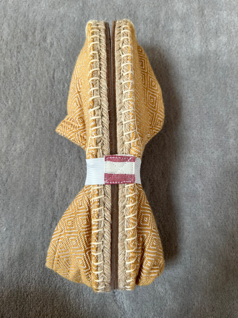 Les espadrilles Diamond Or dans leur grand écrin naturel en feuille de palmier