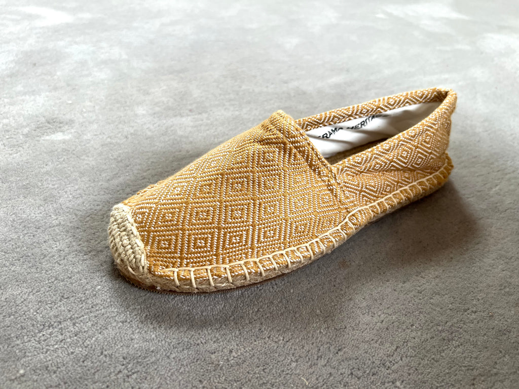 Les espadrilles Diamond Or dans leur grand écrin naturel en feuille de palmier