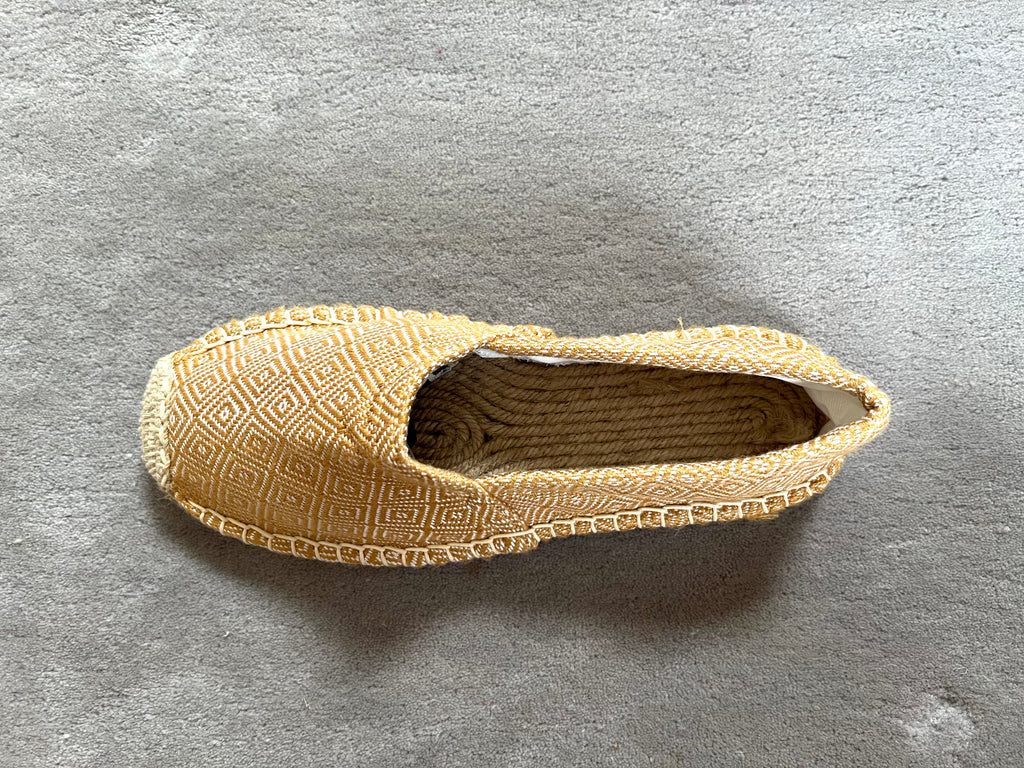 Les espadrilles Diamond Or dans leur grand écrin naturel en feuille de palmier