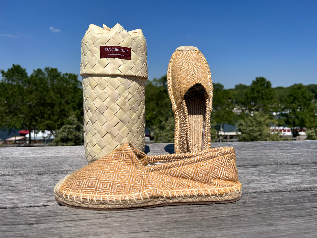Les espadrilles Diamond Or dans leur grand écrin naturel en feuille de palmier
