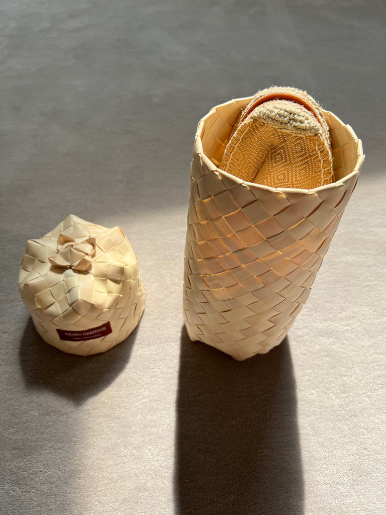 Les espadrilles Diamond Or dans leur grand écrin naturel en feuille de palmier
