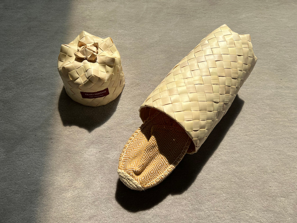Les espadrilles Diamond Or dans leur grand écrin naturel en feuille de palmier