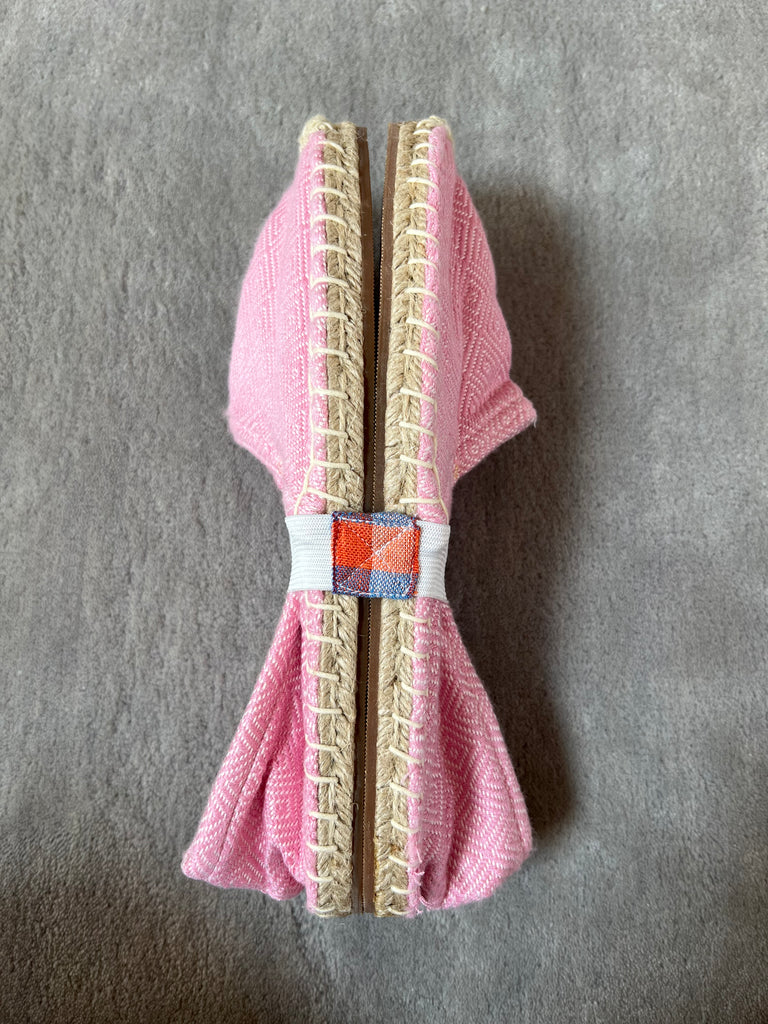Les espadrilles Diamond Rose Clair dans leur grand écrin naturel en feuille de palmier